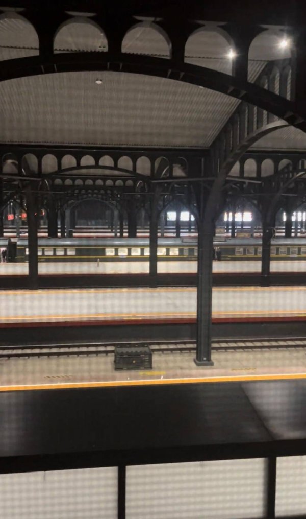 诚信-优配 窗外不到10米就是火车和站台，旅客晒“站景房”引热议，酒店：无特殊通道，需走几百米正常进站